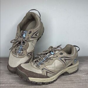 New Balance Women's Sneakers in Tan and Brown